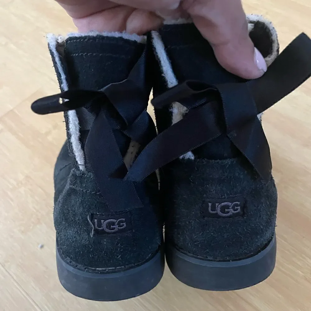 𝅺ugg Sz4 Cecile back bow side zip bootie